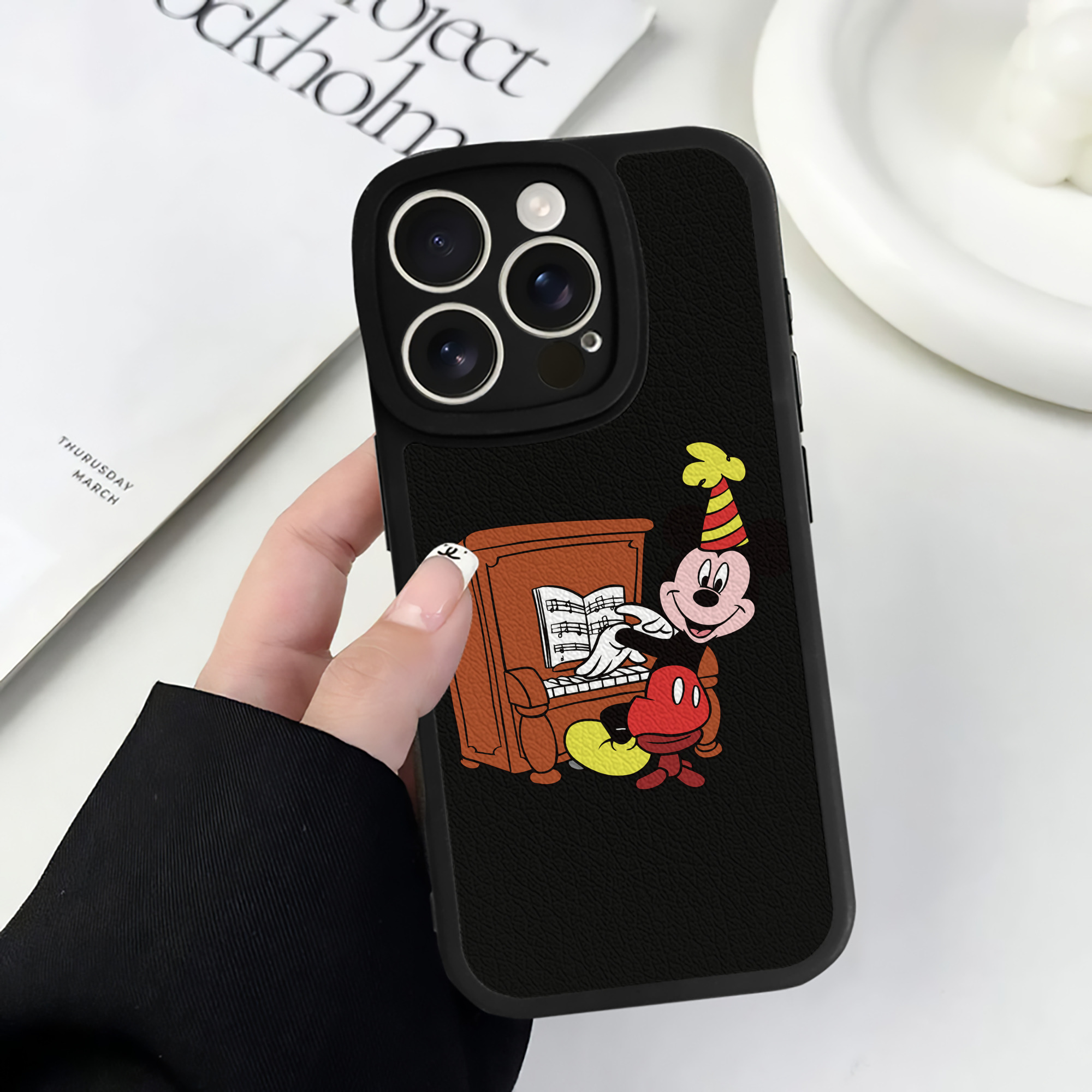 （画像用） ミッキーマウス Mickey Mouse 【iPhone 16シリーズ対応】シリコンスマホケース（レザー調） 材質：シリコン